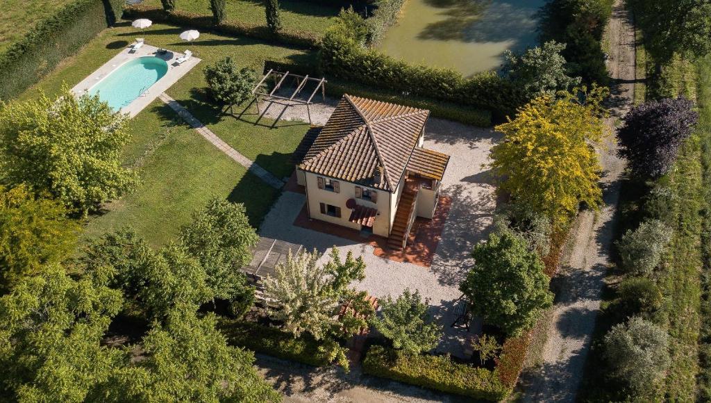 une vue aérienne d'une maison avec piscine dans l'établissement Agriturismo La Fragola, à Cignano