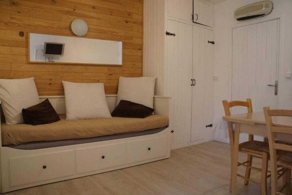 un lit avec des oreillers dessus dans une chambre dans l'établissement T2 Immeuble Chanteclerc 6 personnes 37m2 PRALOUP 1600, à Uvernet