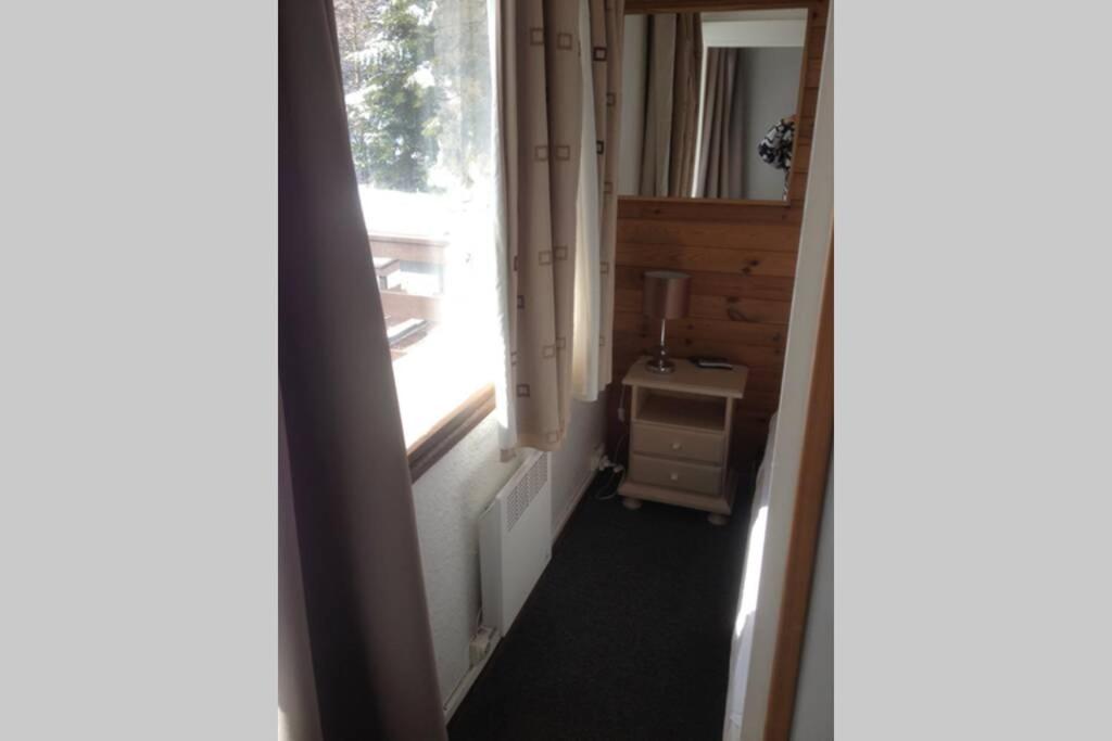 un couloir vide avec une fenêtre et un bureau dans l'établissement T2 Immeuble Chanteclerc 6 personnes 37m2 PRALOUP 1600, à Uvernet 26 autres photos