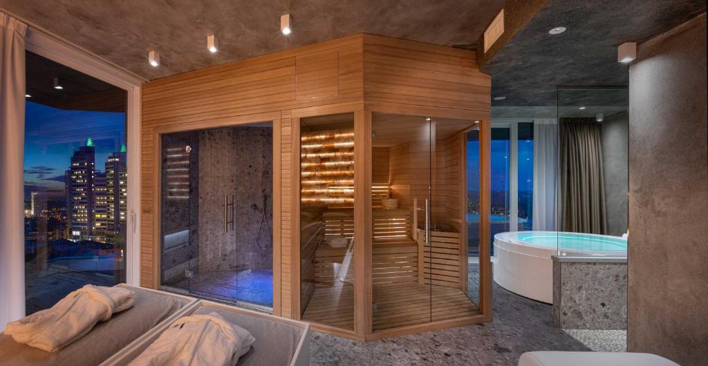 une salle de bain avec une baignoire et une baignoire dans l'établissement J44 Lifestyle Hotel, à Lido di Jesolo