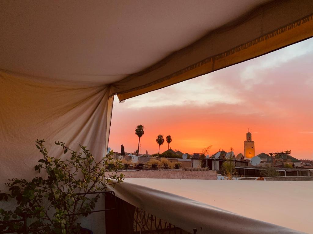 une vue d'un coucher de soleil depuis un balcon dans l'établissement Riad Jomana, à Marrakech