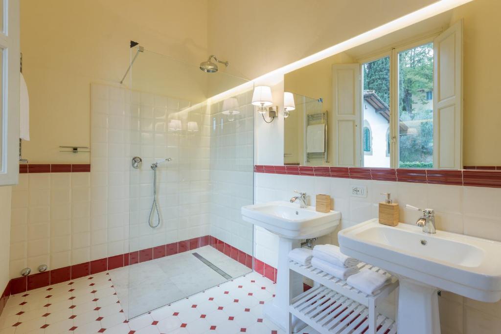 une salle de bain avec deux lavabos et une douche dans l'établissement VIlla Merlo Ner0, à Florence 13 autres photos