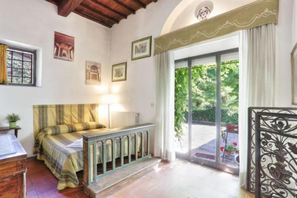 une chambre avec un lit et une porte coulissante en verre dans l'établissement VIlla Merlo Ner0, à Florence