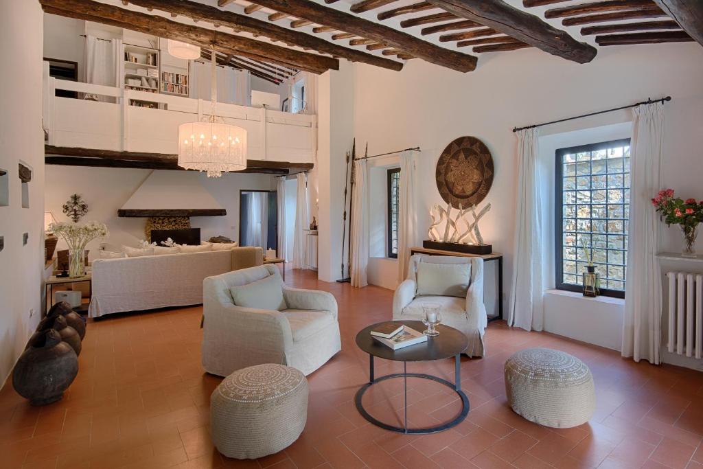 - un salon avec un mobilier blanc et un lit dans l'établissement Villa La Casina, à Castellina in Chianti