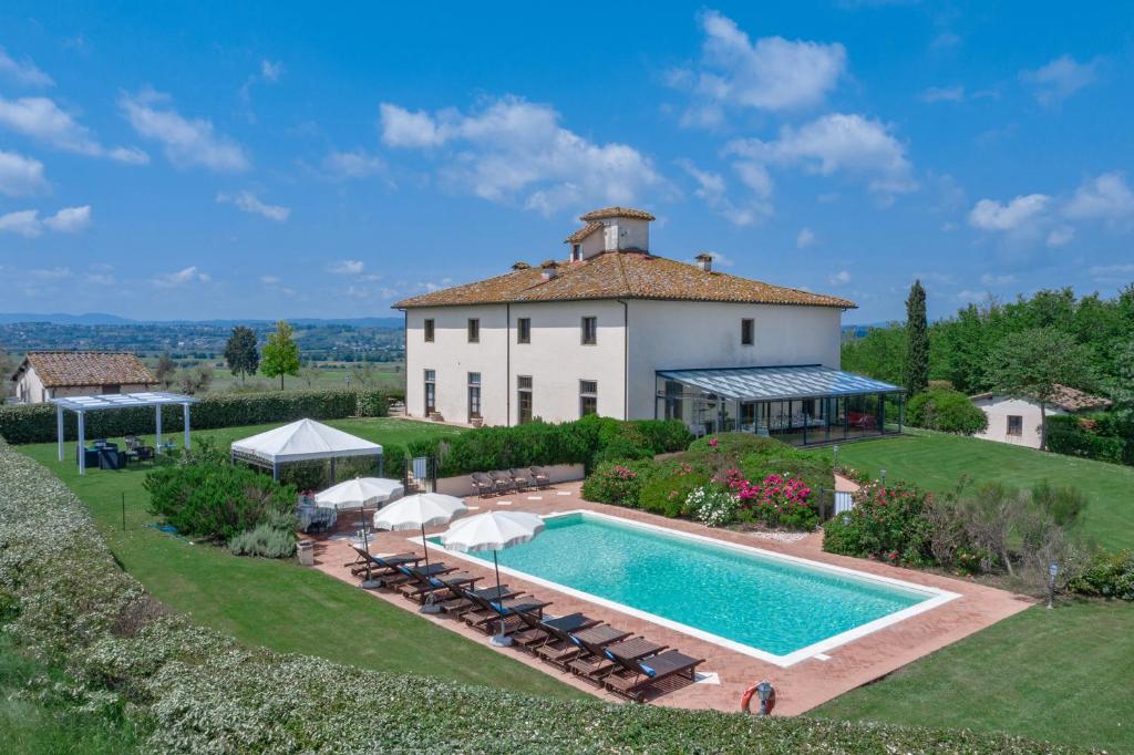 un domaine avec piscine et maison dans l'établissement Villa De' Michelangioli, à Castroncello