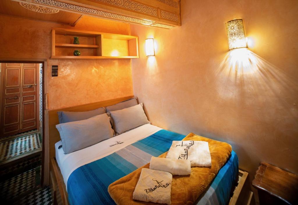 - une petite chambre avec un lit et 2 oreillers dans l'établissement Riad Meski, à Fès