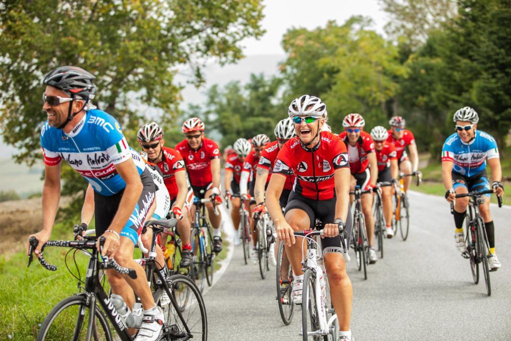 un groupe de personnes à vélo sur une route dans l'établissement Mansarda Cannes, à Riccione