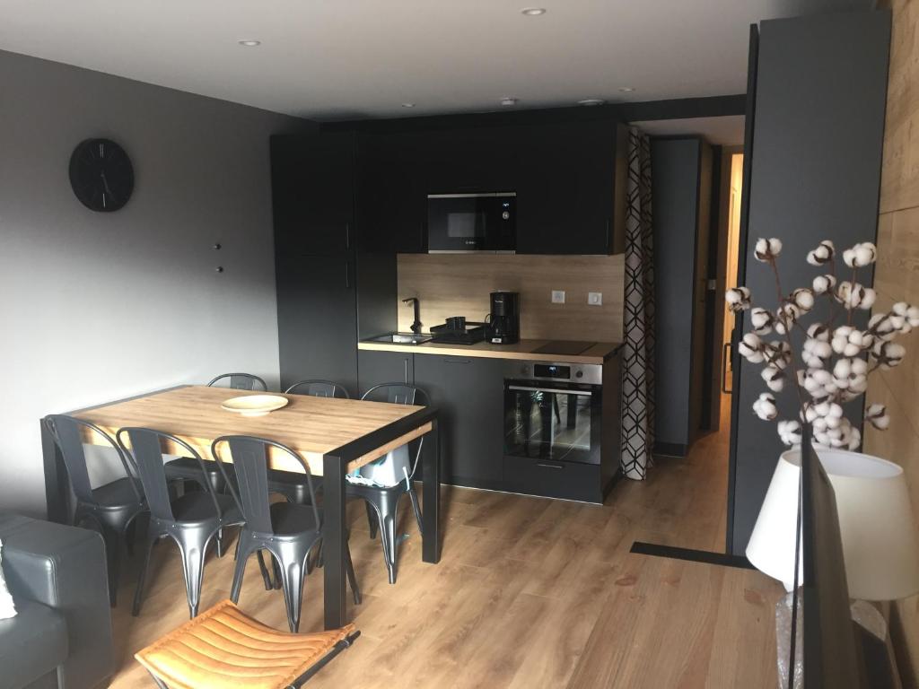 une cuisine et une salle à manger avec une table et des chaises dans l'établissement Le Paradis du Diable 6 pers 40m2 pied des pistes et du télésiège du diable, à Les Deux Alpes