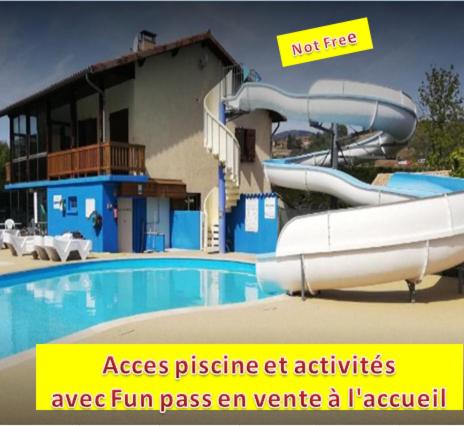 une piscine avec toboggan en face d'un complexe dans l'établissement SIBLU CONDRIEU, à Condrieu