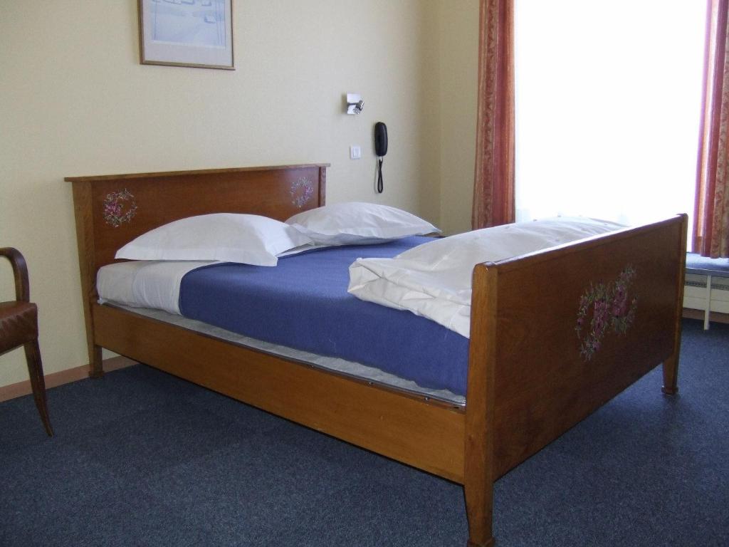 - une chambre avec un lit doté de draps bleus et d'oreillers blancs dans l'établissement Hôtel Restaurant Wolf, à Le Markstein 37 autres photos