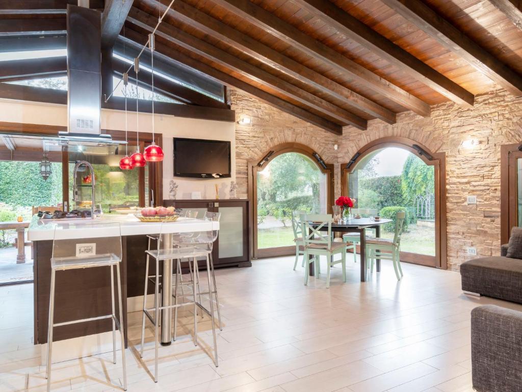 une cuisine et un salon avec une table et des chaises dans l'établissement Villa Villa Monterosso - IMP420 by Interhome, à Imperia