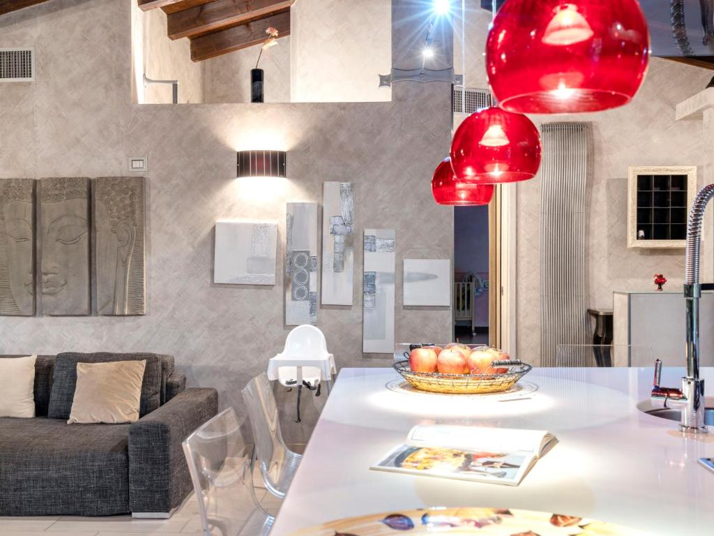 Il comprend une cuisine et un salon avec des lumières rouges et une table. dans l'établissement Villa Villa Monterosso - IMP420 by Interhome, à Imperia 35 autres photos
