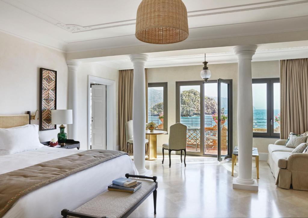 une chambre avec un lit et un salon dans l'établissement Villa Sant'Andrea, A Belmond Hotel, Taormina Mare, à Taormine