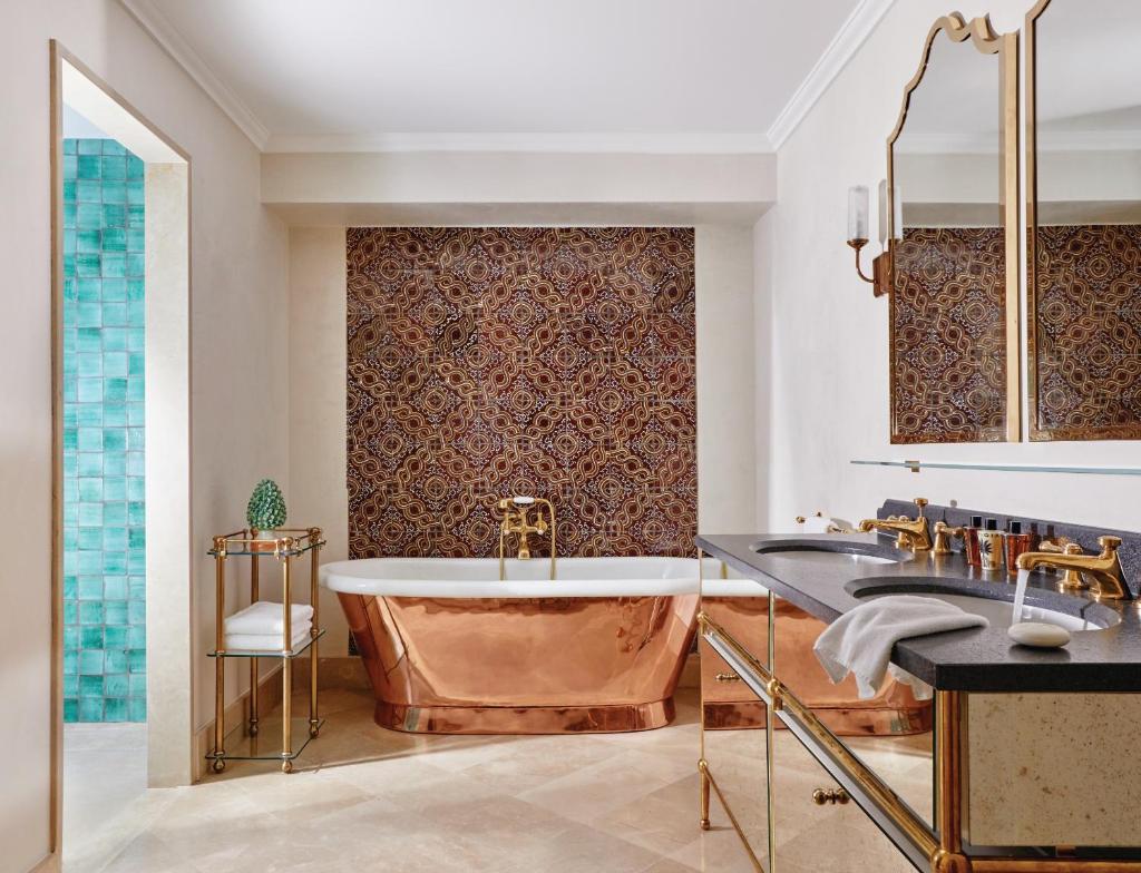 La salle de bains est pourvue d'une baignoire et de 2 lavabos. dans l'établissement Villa Sant'Andrea, A Belmond Hotel, Taormina Mare, à Taormine