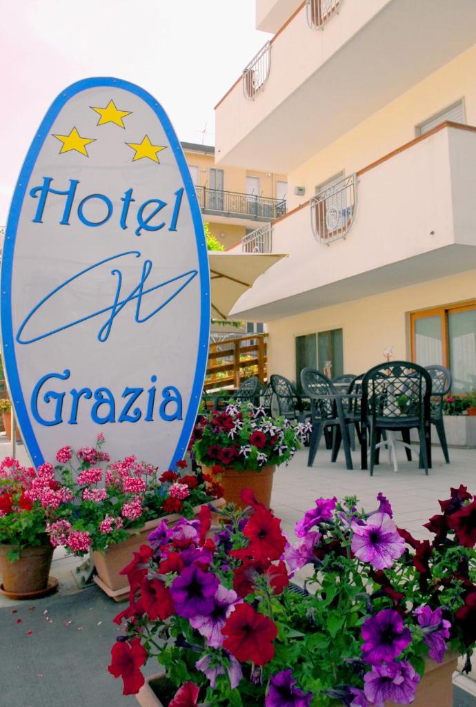 un panneau pour un hôtel la granada avec des fleurs dans l'établissement Grazia Hotel, à Sperlonga