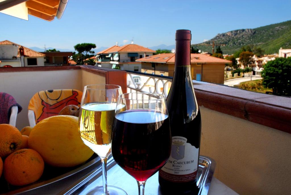 une bouteille de vin et deux verres sur une table dans l'établissement Grazia Hotel, à Sperlonga
