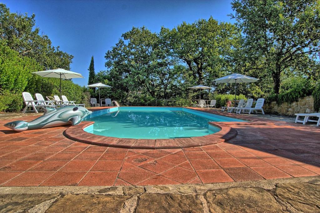 - une piscine avec un dauphin au milieu dans l'établissement Villa Il Prato, à San Pancrazio