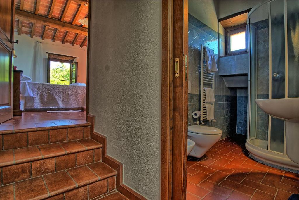 une salle de bain avec toilettes et lavabo dans l'établissement Villa Il Prato, à San Pancrazio