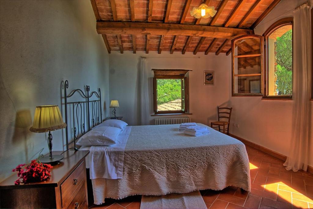 une chambre avec un lit, une table et une fenêtre dans l'établissement Villa Il Prato, à San Pancrazio