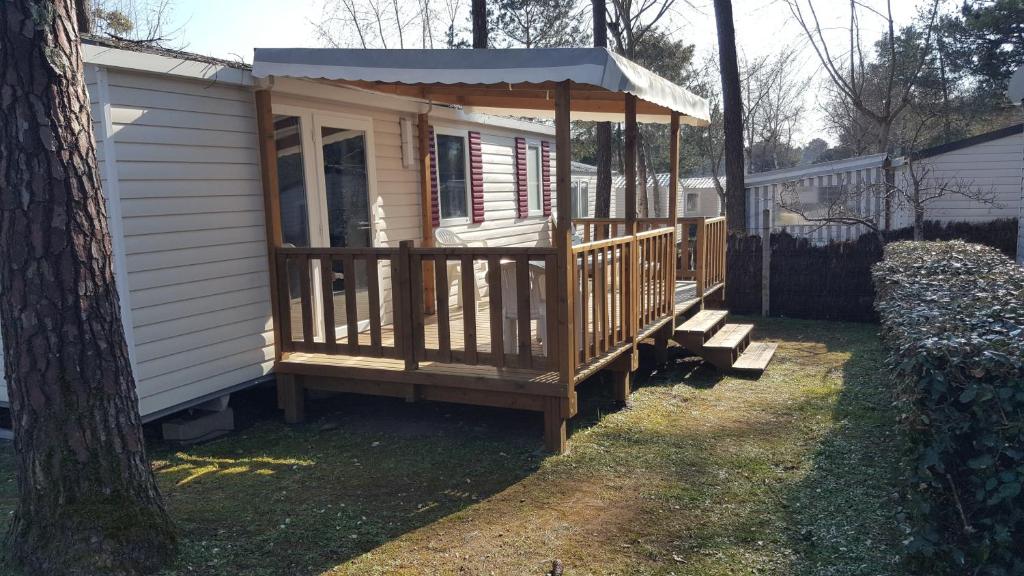 une petite maison avec une terrasse couverte et un kiosque dans l'établissement MH 149 4 pers camping Bois Dormant confort et détente, à Saint-Jean-de-Monts