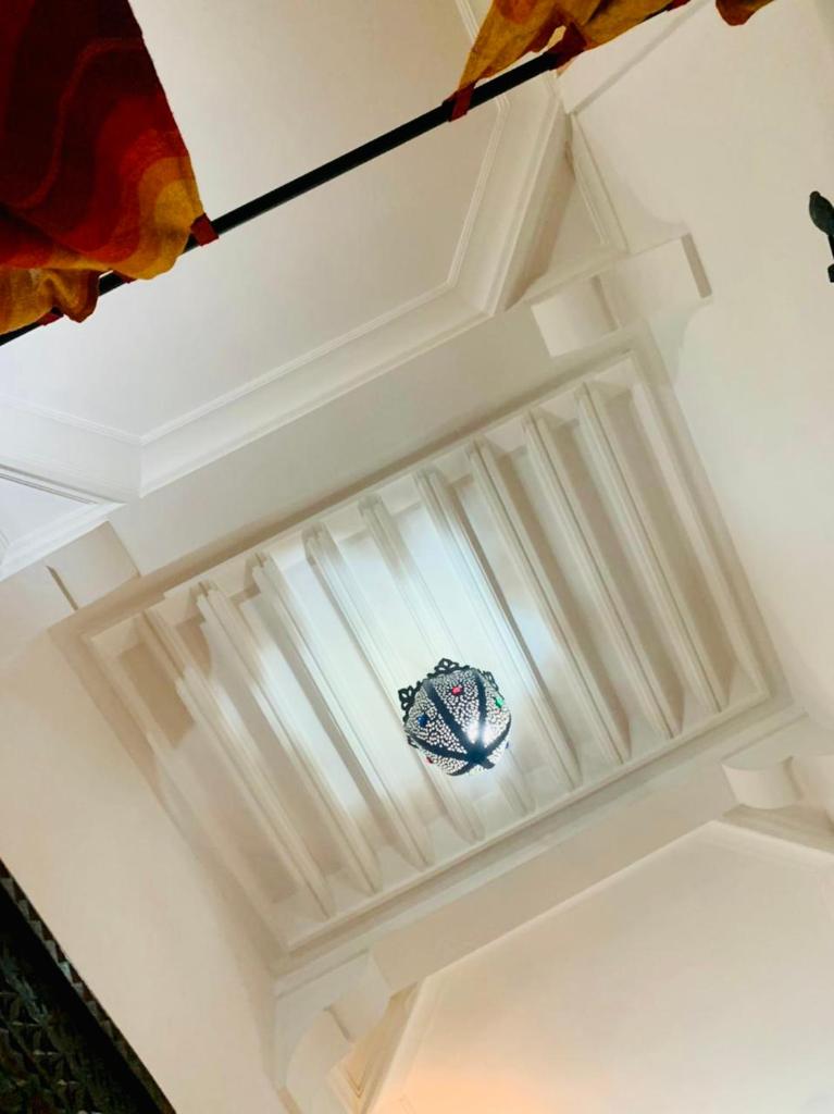 un plafond avec une poitrine assise au-dessus dans l'établissement Riad Jomana, à Marrakech