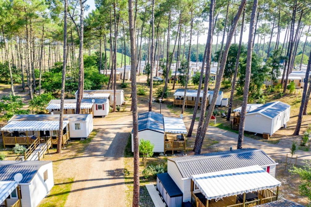 Vue aérienne d'un groupe de maisons et d'arbres dans l'établissement Mobil home 6/8 pers Les Dunes de Contis, à Saint-Julien-en-Born