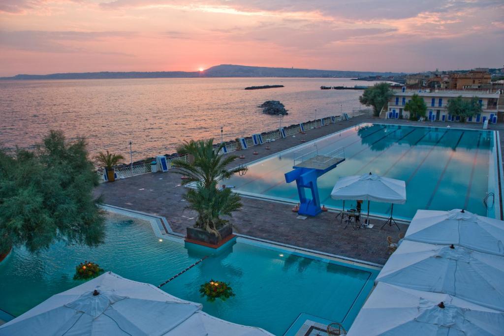une piscine avec vue sur l'eau dans l'établissement Puntaquattroventi, à Ercolano