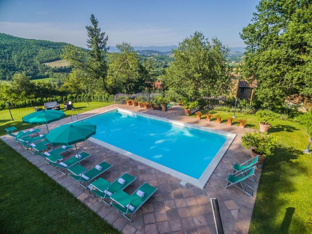 - une vue sur la piscine et ses chaises longues dans l'établissement Torre Del Cielo, à Monterchi