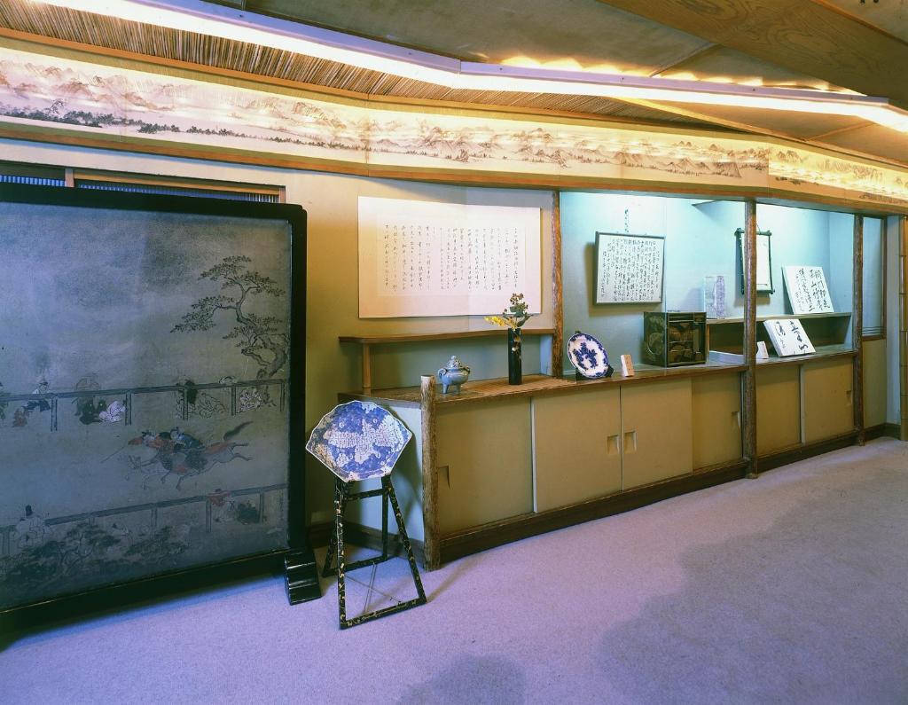 - un grand écran dans une pièce avec un grand tableau dans l'établissement Seikiro Ryokan Historical Museum Hotel, à Miyazu