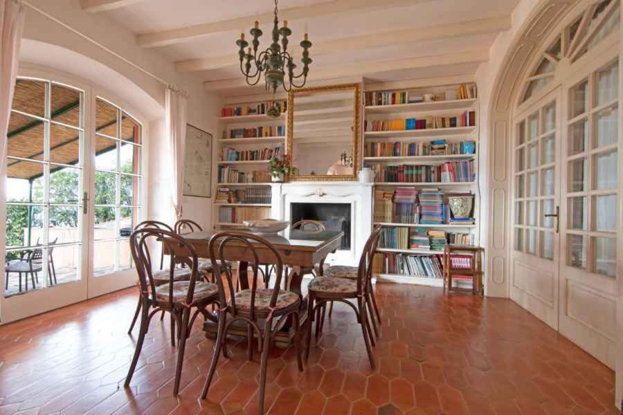 une salle à manger avec une table et des chaises et une cheminée dans l'établissement Holiday home in Portoferraio 23631, à Portoferraio