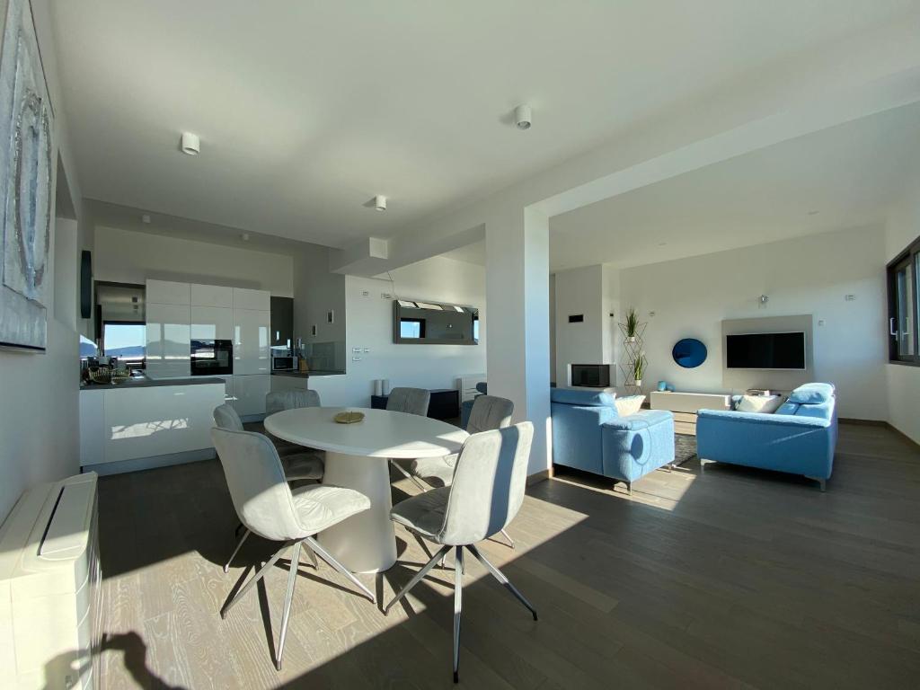 The View Luxury Residence with Pool 8