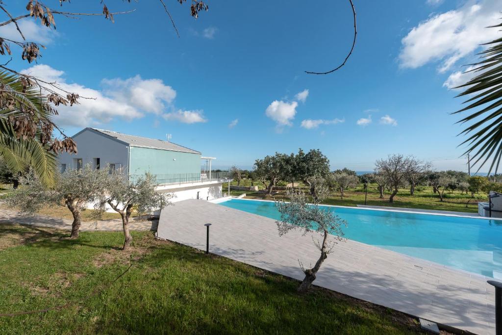 une piscine devant une maison dans l'établissement Villa Iris - IsulaTravel, à Pozzallo