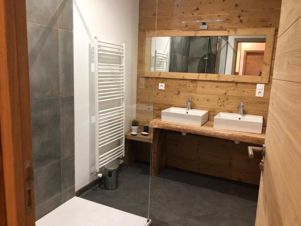 une salle de bain avec deux lavabos et un miroir dans l'établissement Les Granges de Clarabide, à Loudenvielle
