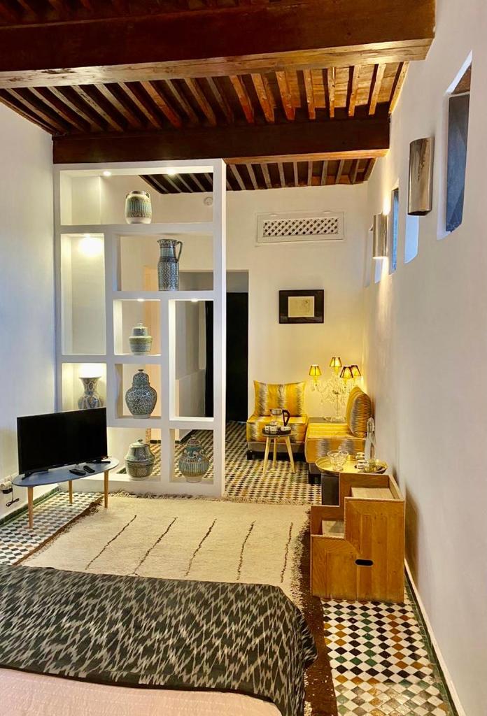 un salon avec un canapé et une table dans l'établissement La Maison Maure, à Fès