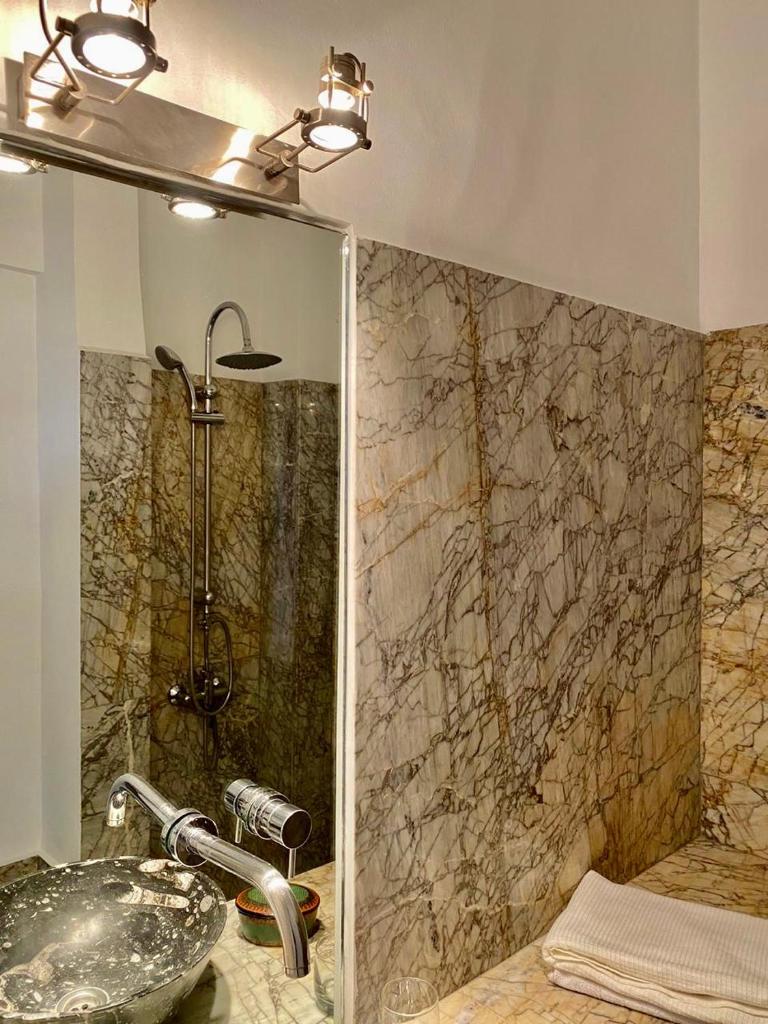 une salle de bain avec un lavabo et une douche dans l'établissement La Maison Maure, à Fès