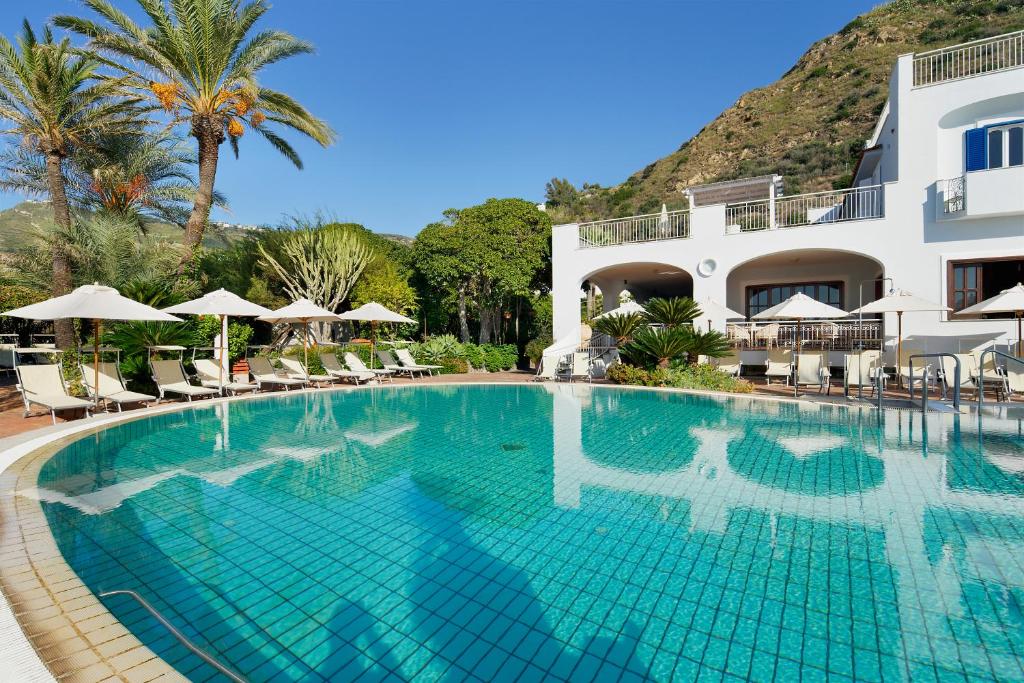 une piscine devant un hôtel dans l'établissement Parco Smeraldo Appartamenti, à Ischia