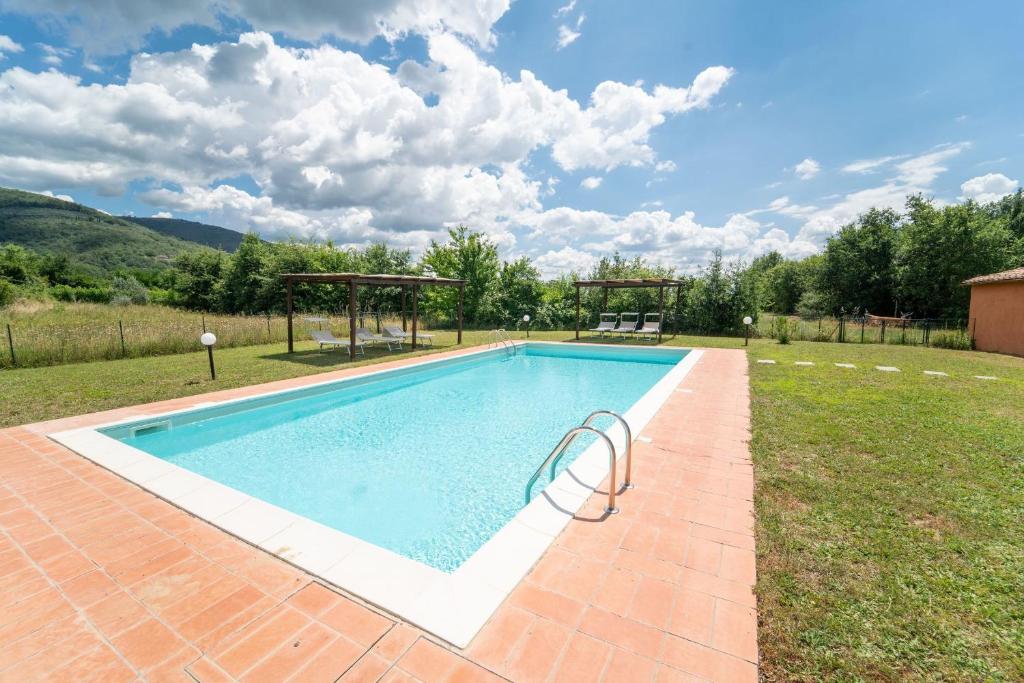 - une piscine avec un kiosque dans la cour dans l'établissement La Gropina Di Loro Ciuffenna, à Loro Ciuffenna 61 autres photos