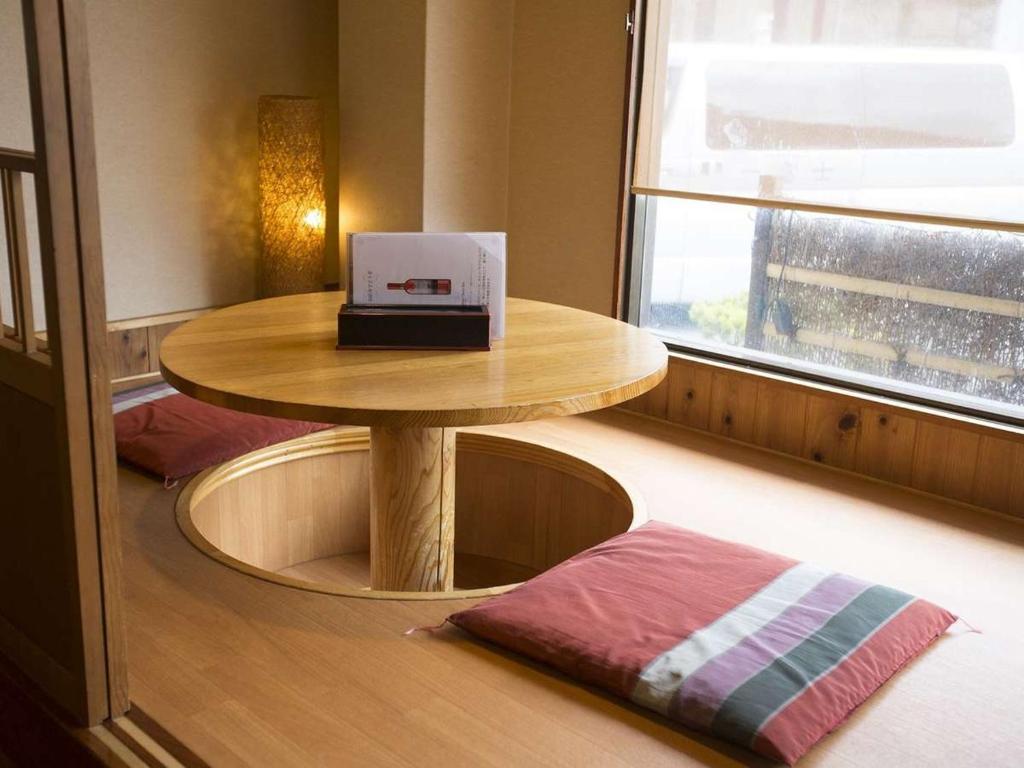 une pièce avec une table avec un ordinateur portable dessus dans l'établissement Oyado Ichifuji, à Nikkō 28 autres photos