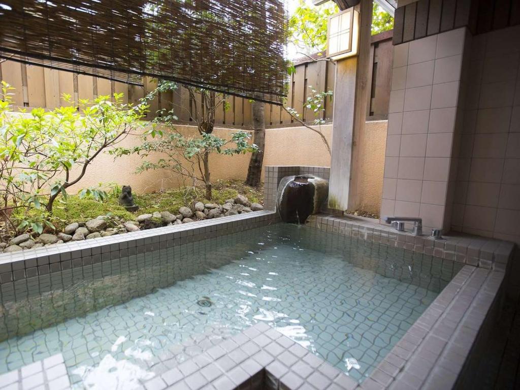 une piscine au milieu d'un immeuble dans l'établissement Oyado Ichifuji, à Nikkō