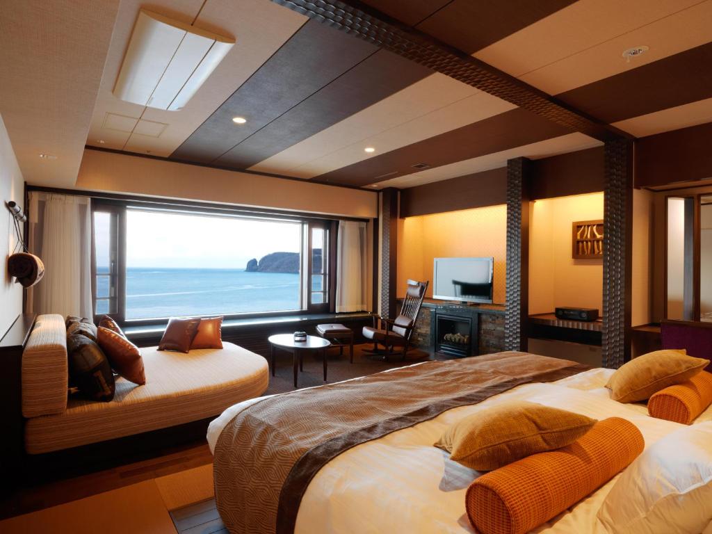 une chambre avec deux lits et une vue sur l'océan dans l'établissement Kitakobushi Shiretoko Hotel & Resort, à Shari