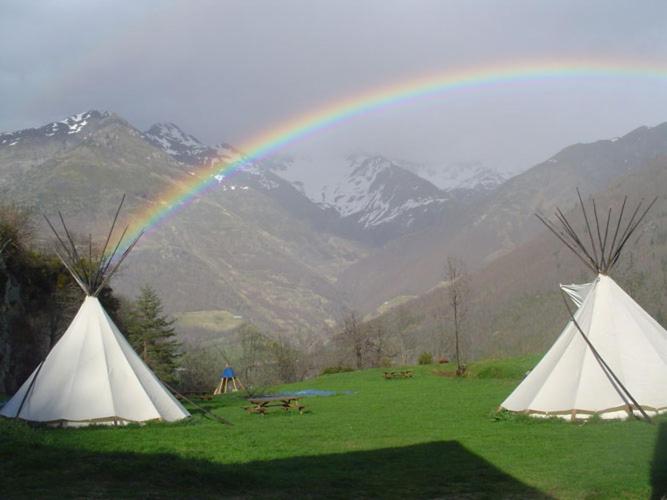 2 tentes blanches dans un champ avec arc-en-ciel dans l'établissement Tipi nature double, à Gavarnie