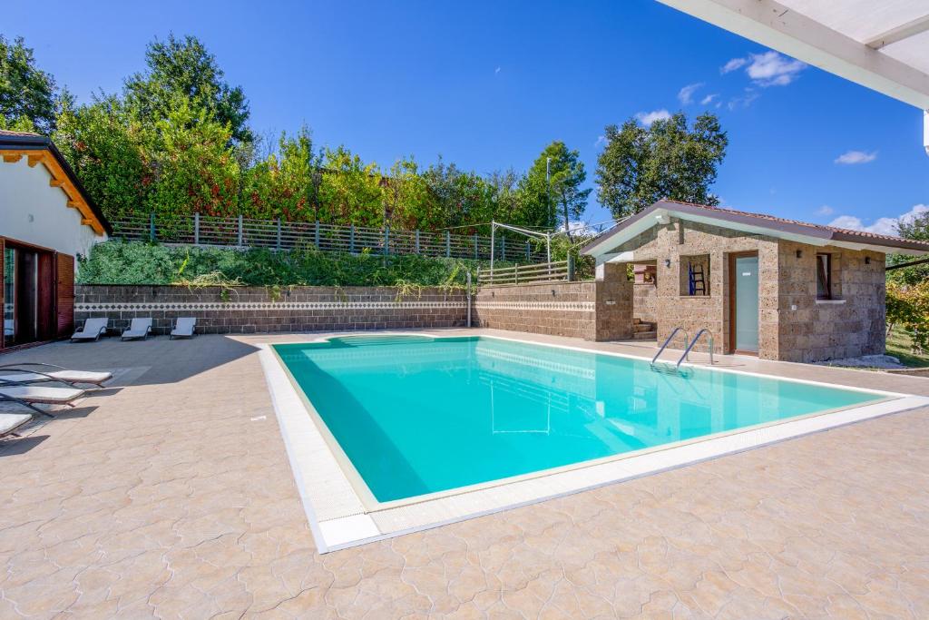 une piscine dans l'arrière-cour d'une maison dans l'établissement Villa Santoro ai TRE Ulivi con Piscina Privata, à Caiazzo