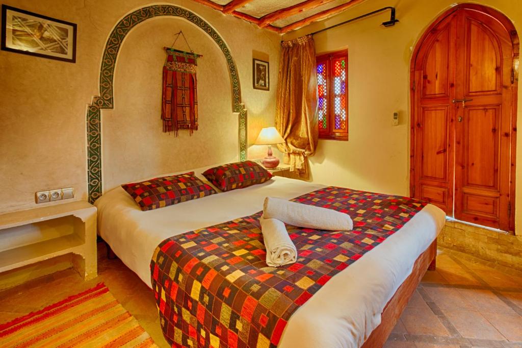 une chambre avec deux lits et une fenêtre dans l'établissement Riad Kenzo, à Marrakech 37 autres photos