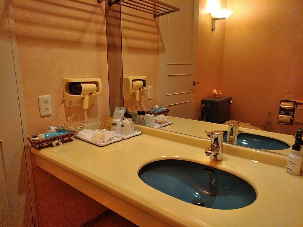 une salle de bain avec un lavabo et un grand miroir dans l'établissement Hotel Liberty Kochi (Adult Only), à Kōchi 52 autres photos