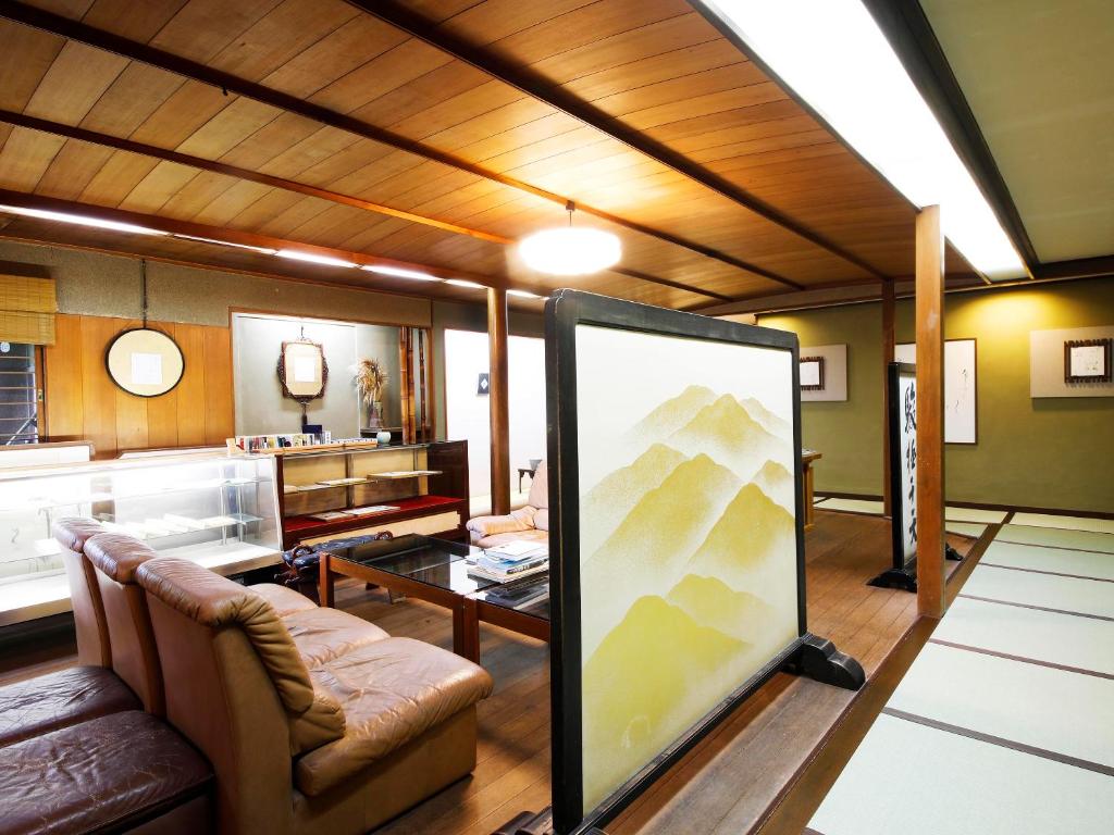 - un salon avec un panneau au milieu d'une pièce dans l'établissement Seikiro Ryokan Historical Museum Hotel, à Miyazu 37 autres photos
