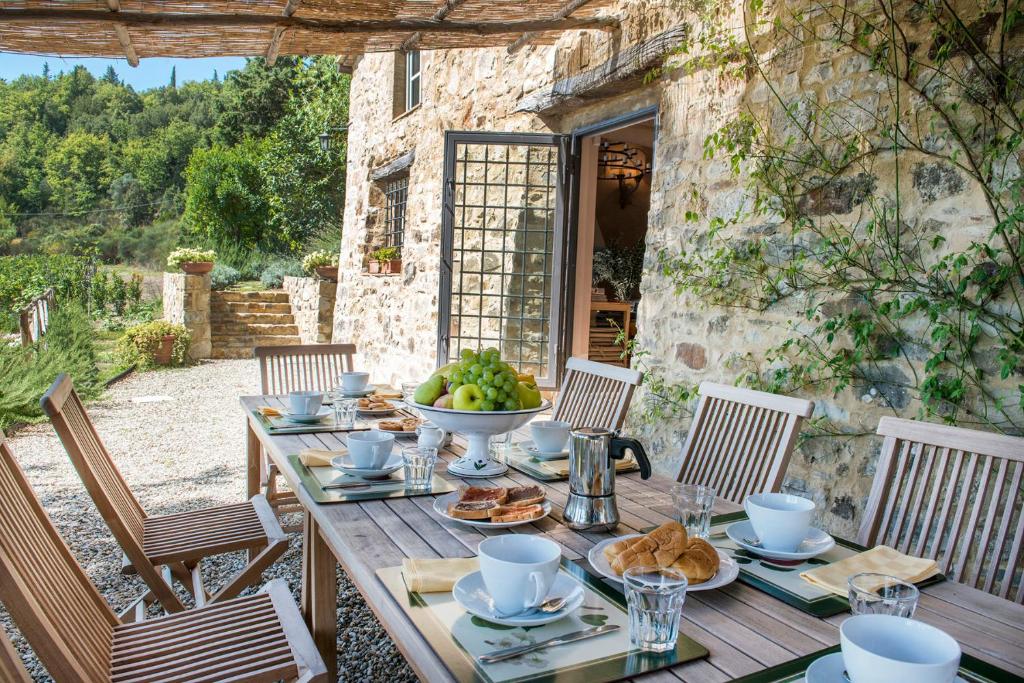 - une table en bois avec un bol de nourriture dans l'établissement Villa Delle Upupe 8, Emma Villas, à Castellina in Chianti
