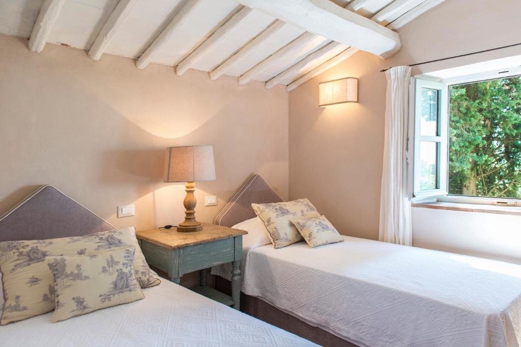 une chambre avec deux lits et une fenêtre dans l'établissement Villa Delle Upupe 8, Emma Villas, à Castellina in Chianti 50 autres photos