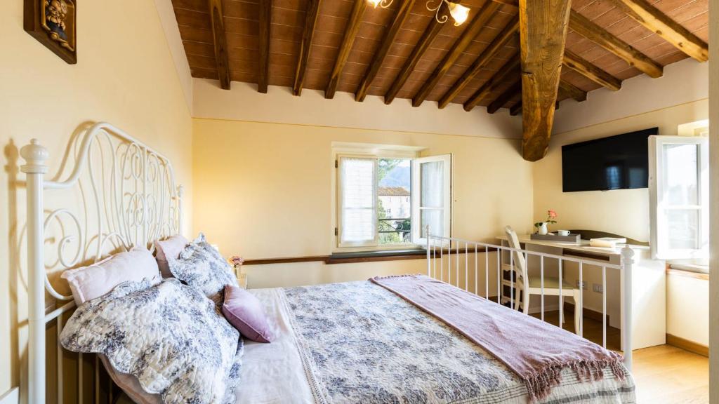 une chambre avec un lit et une cuisine dans l'établissement VILLA LUIGINA 8, Emma Villas, à Capannori