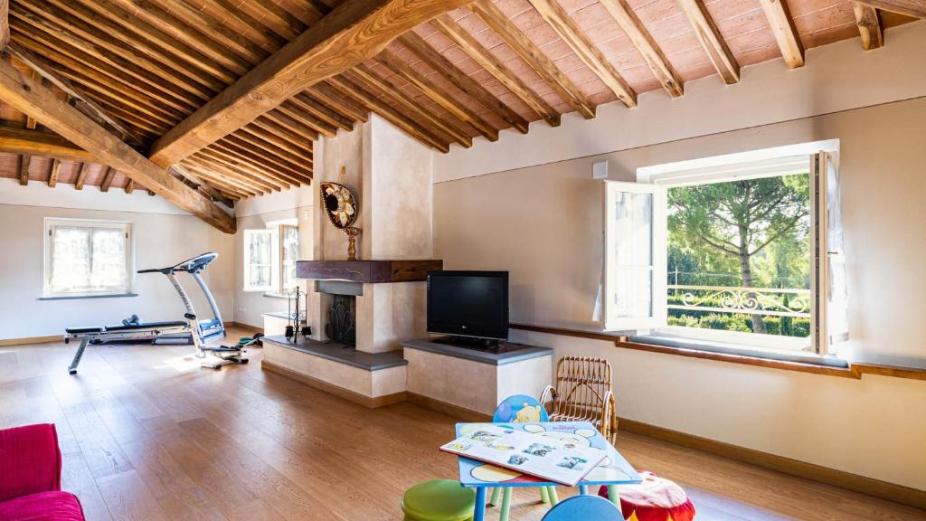un salon avec un canapé et une télévision dans l'établissement VILLA LUIGINA 8, Emma Villas, à Capannori