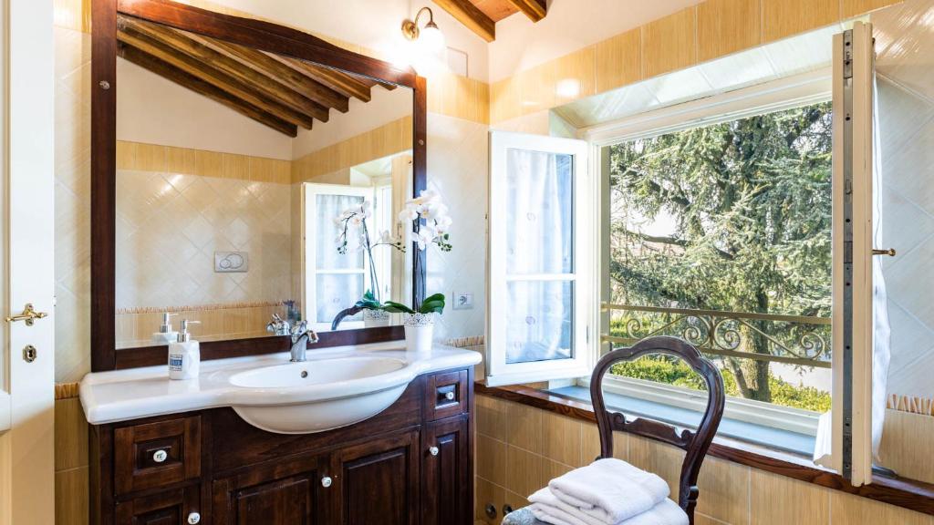 une salle de bain avec un lavabo et une fenêtre dans l'établissement VILLA LUIGINA 8, Emma Villas, à Capannori